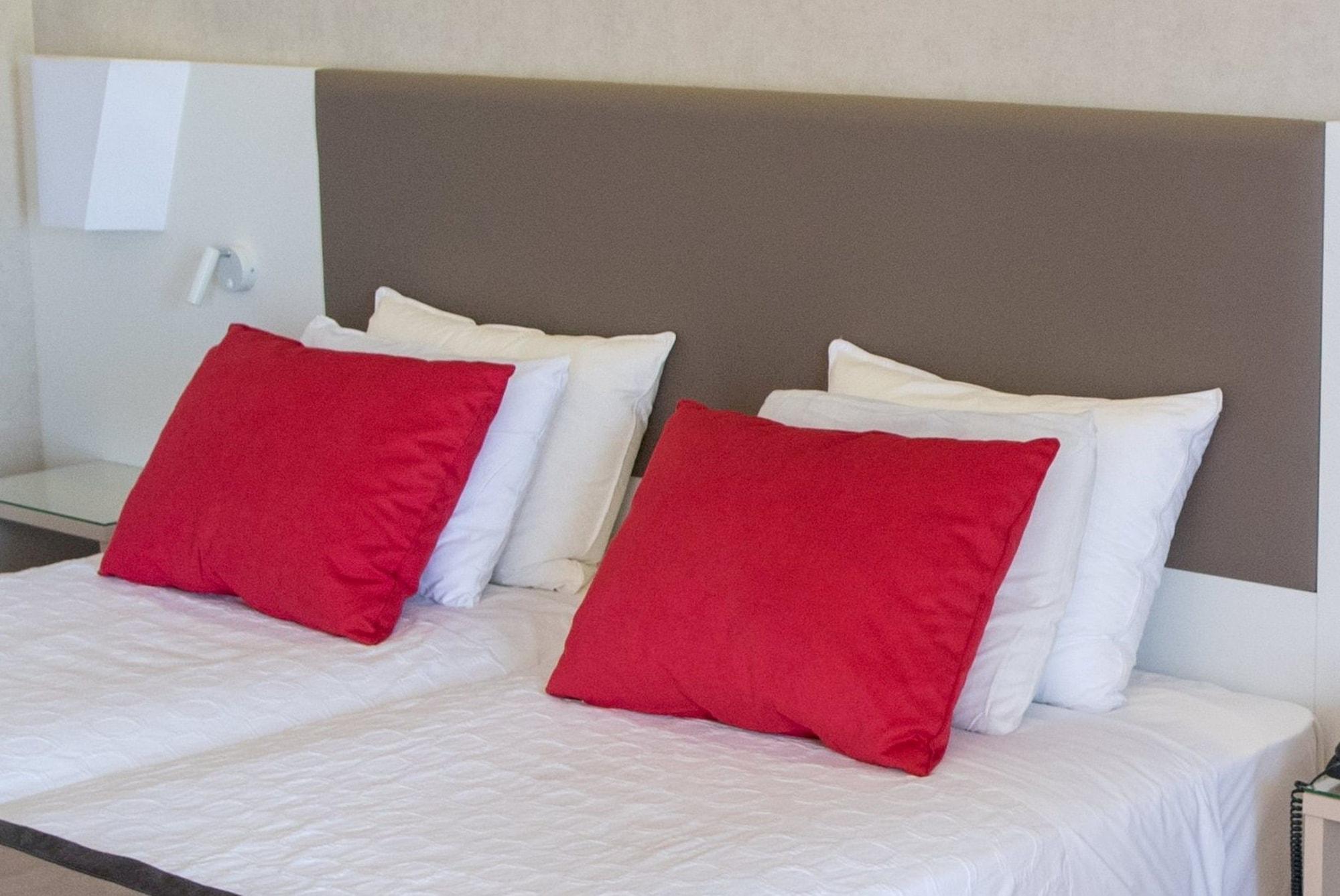 Ramada Plaza By Wyndham Thraki Hotel Alexandroúpolis Luaran gambar Pillows on a bed