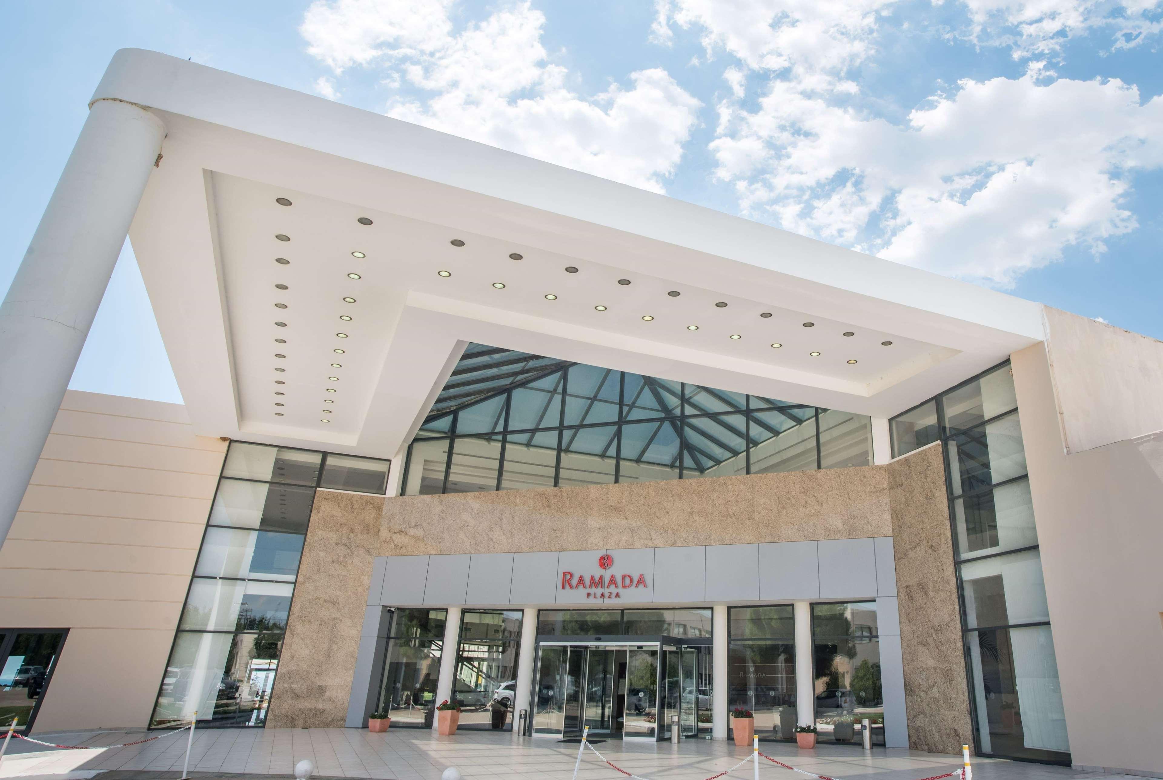 Ramada Plaza By Wyndham Thraki Hotel Alexandroúpolis Luaran gambar The entrance of the hotel