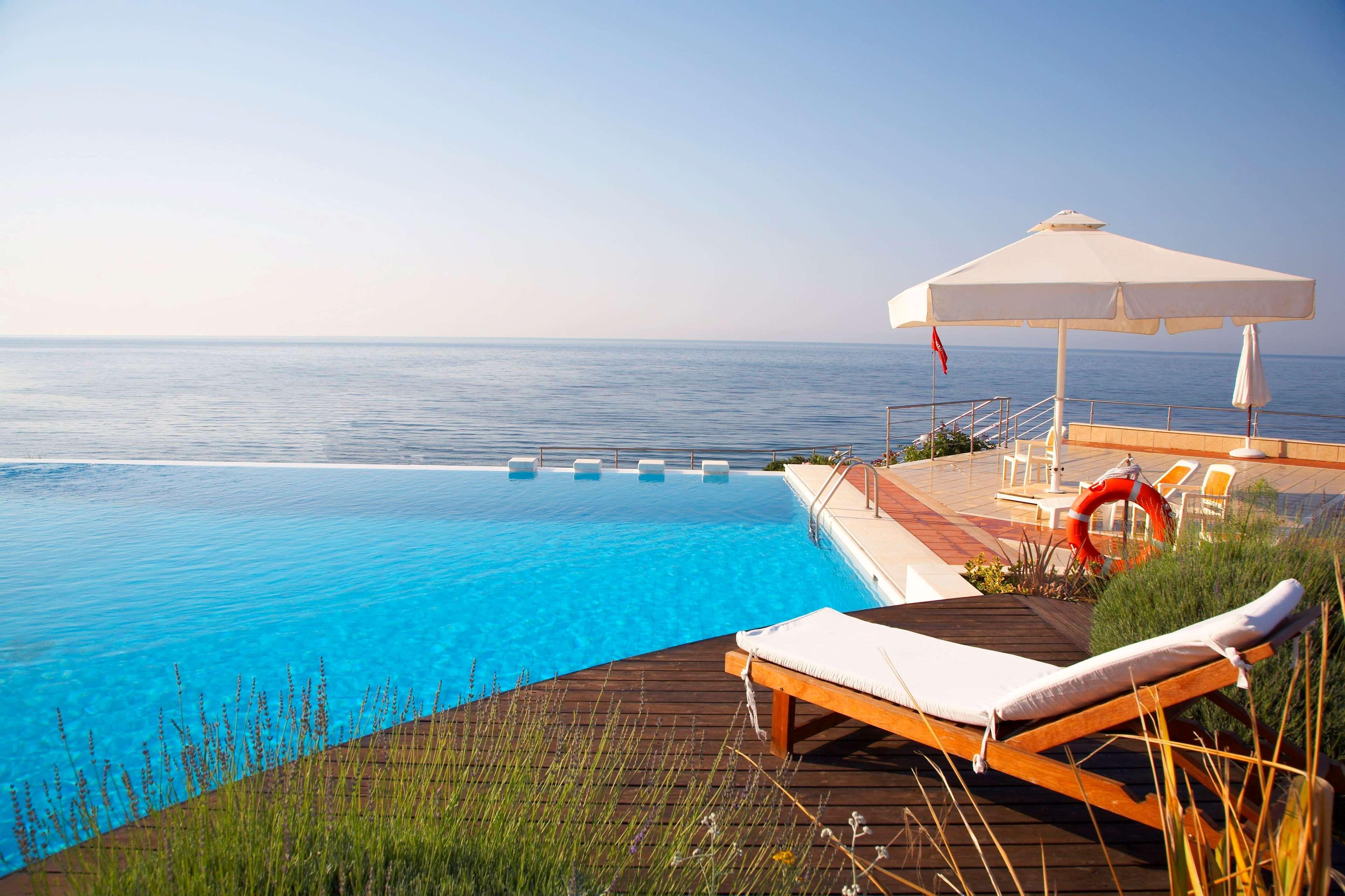 Ramada Plaza By Wyndham Thraki Hotel Alexandroúpolis Luaran gambar Infinity pool at the Hotel Porto Bay Falomo, Venice, Italy