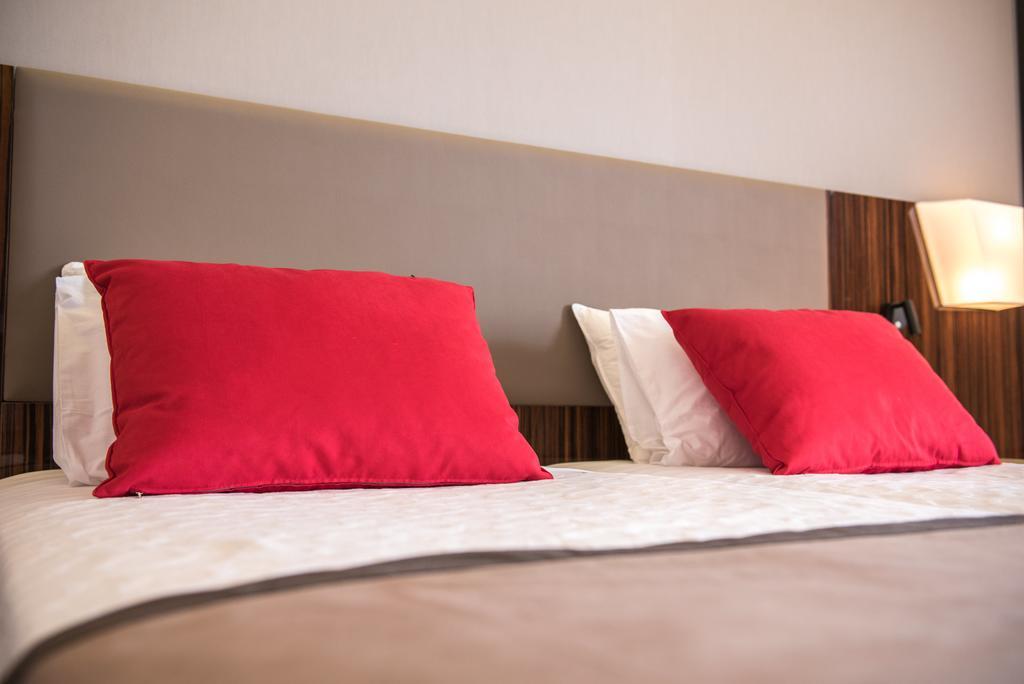 Ramada Plaza By Wyndham Thraki Hotel Alexandroúpolis Luaran gambar Pillows on a bed